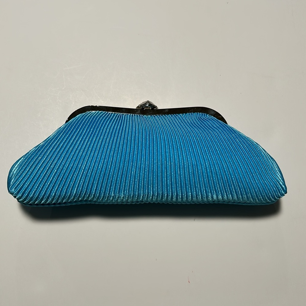BIJOUX TERNER Teal Seashell Latch & Chain Clutch Purse